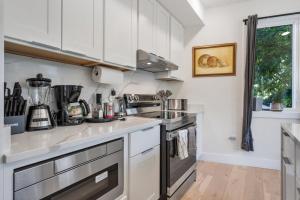 Modern 5-Bedroom Apartment with Rooftop & Garden in Capitol Hill