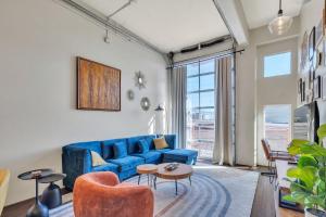 Modern Condo with Mountain Views, Walk to Downtown condo