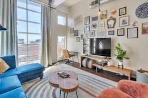 Modern Condo with Mountain Views, Walk to Downtown condo