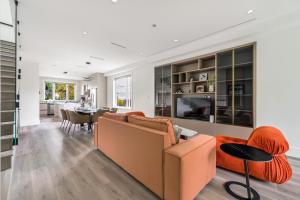 Charming and Modern Retreat in Vancouver Trendy 42nd Avenue Neighbourhood