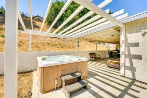 Fireplace, Hot Tub, Patio and BBQ San Diego Home