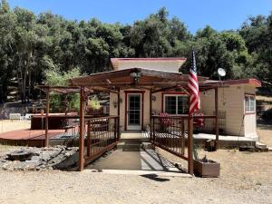 Cabin in the Oaks! Private spa! Outdoor Shower