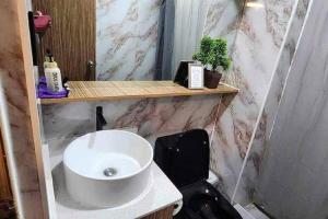 Near Manila Airport COZY HOTEL STYLE Condo With Pool 7A