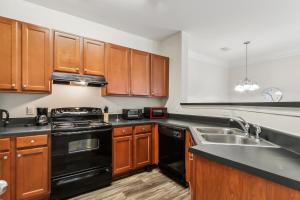 Verandas 1836 I Modern 2Bd I Parking I Pool I Gym