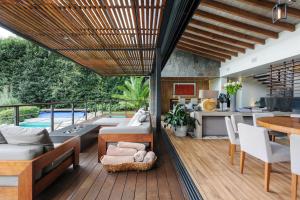 Casa Galo-Modern Retreat Overlooking Golf Course