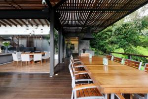 Casa Galo-Modern Retreat Overlooking Golf Course