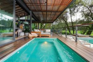 Casa Galo-Modern Retreat Overlooking Golf Course