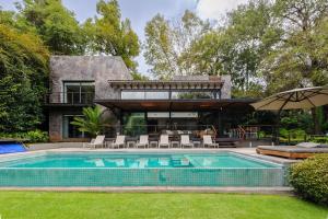 Casa Galo-Modern Retreat Overlooking Golf Course