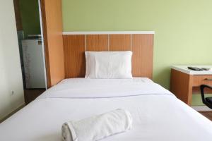 Minimalist Studio at Easton Park Residence Jatinangor Apartment By Travelio