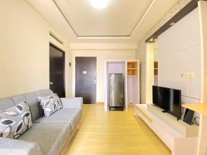 Homey 2BR at Gateway Ahmad Yani Cicadas Apartment By Travelio