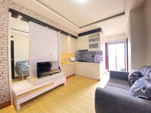 Homey 2BR at Gateway Ahmad Yani Cicadas Apartment By Travelio