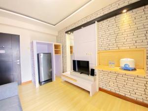 Homey 2BR at Gateway Ahmad Yani Cicadas Apartment By Travelio