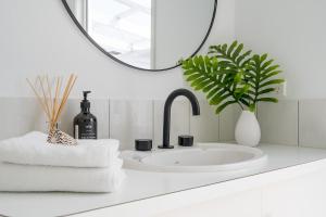 The Hideaway - Coastal Chic Living