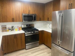 Cozy apt with City skyline rooftop