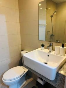 Uptown Bliss-Modern 1BR Condo with Balcony in BGC