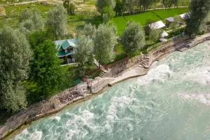 StayVista at Water's Edge with Sprawling Riverside Views - Kanzalwan