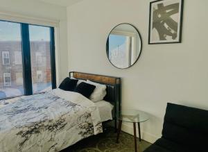 Cozy apt with City skyline rooftop