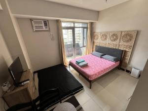 Cubao Manhattan Heights Residential Condo TC10N - Bright Studio with Pool, Balcony - Next to AliMall and SM - Walking Distance to Araneta Coliseum and Gateway Mall in Cubao Quezon City - Staycations by SMS