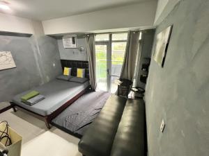 Cubao Manhattan Heights Residential Condo TA4N - Low Floor Studio with Pool & Balcony, 5 Mins Walk to Gateway Mall & Araneta Coliseum LRT MRT Cubao Quezon City - Staycations by SMS