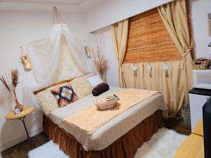 Cozy Boho Room at the Heart of Vancouver! Private Parking, Self Check-in & just 4 mins to Metrotown!