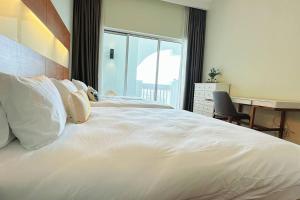 Straits Quay 1 Bedroom Elegant Suite - Infinity SeaView