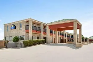 Days Inn by Wyndham San Antonio Near Fiesta Park - Castroville