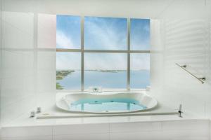 Wyndham Guayaquil, Puerto Santa Ana