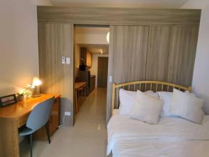 1BR Condotel with Balcony at FAME Residences #FM54