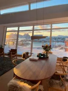Seaview and private roof top terrace with jacuzzi in Lofoten - 斯沃尔韦尔