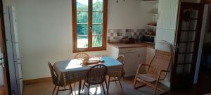 Maisons de vacances Family home with pool in Clion, France : photos des chambres