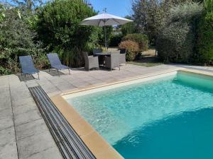Maisons de vacances Family home with pool in Clion, France : Maison 3 Chambres