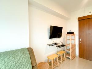 Modern and Homey 1BR without Living Room at Grand Kamala Lagoon Apartment By Travelio