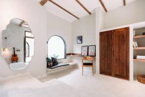 Design Villa Walking distance to Echo Beach!