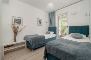 Elegancki Apartament z Parkingiem i Umeblowanym Balkonem we Wrocławiu by Noclegi Renters