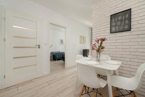 Elegancki Apartament z Parkingiem i Umeblowanym Balkonem we Wrocławiu by Noclegi Renters