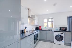 Chaucer Avenue 6 Bedroom & 3 Bathroom with Parking