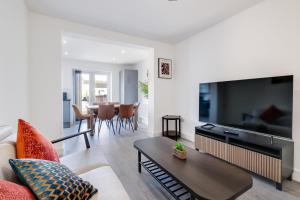 Chaucer Avenue 6 Bedroom & 3 Bathroom with Parking