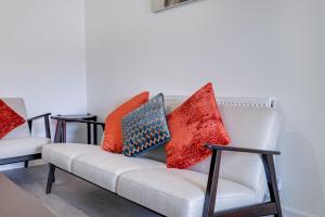 Chaucer Avenue 6 Bedroom & 3 Bathroom with Parking