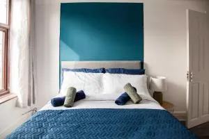 Spacious Home for Mid - Long Stays, 4 bedrooms, sleeps upto 10 - Deysbrook