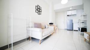 Spacious 2BR Connected to Mall at Anderson Supermall Mansion Apartment By Travelio