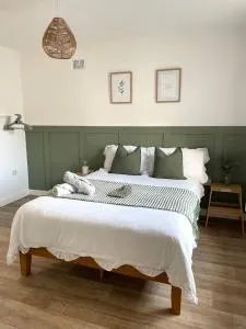 Central, Modern Apartment - West Parley