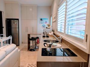 Beach Adjacent Apartment - Bluevista