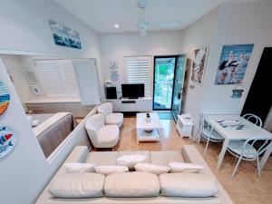 Beach Adjacent Apartment - Bluevista