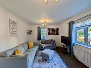 Charming 2-Bedroom Flat With Parking - Bickley