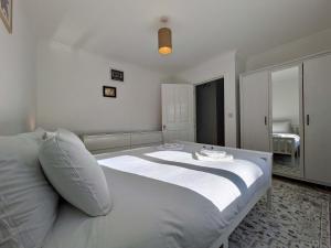 Charming 2-Bedroom Flat With Parking