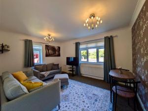 Charming 2-Bedroom Flat With Parking