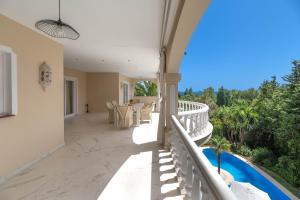 4 BDRM Andalusian Villa w Cinema & Sea Views