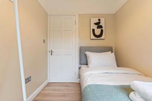 Modern 4 Bed house Ideal for Groups, Contractors near City Airport & O2 Arena, free parking & Wifi included