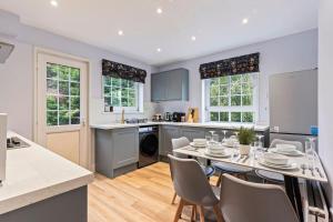 Modern 4 Bed house Ideal for Groups, Contractors near City Airport & O2 Arena, free parking & Wifi included