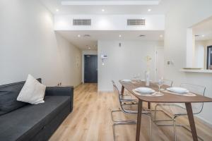 Free housekeeping visits during your stay - StayShort - Bright 1-Bedroom with View Dubai Marina